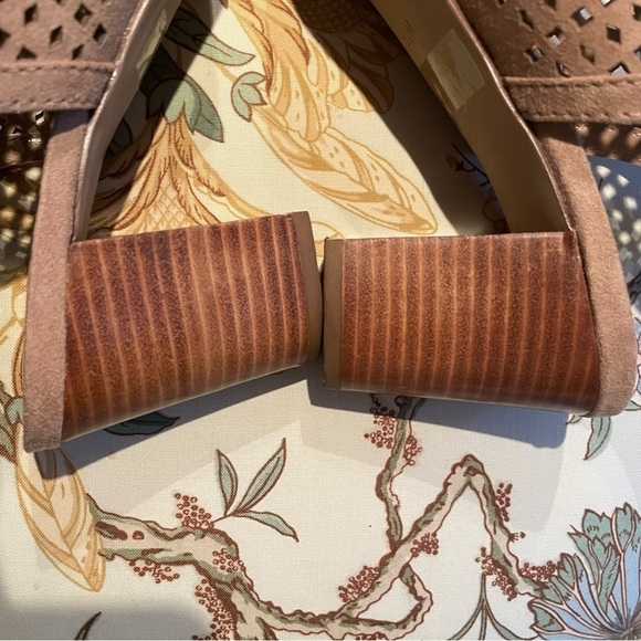 Pretty UNISA Sandals, Size 8.5 - Picture 6 of 12